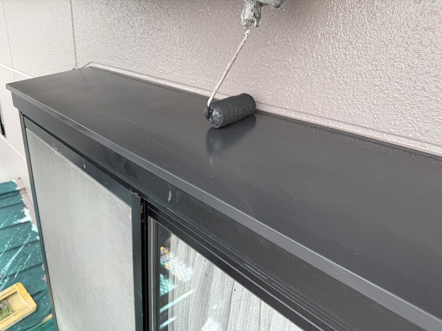 霧除けを黒で塗装中